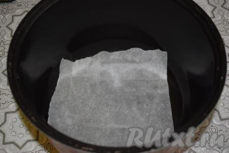 Чашу мультиварки смазываем растительным маслом, на дно кладём пергамент, чтобы хлеб легче переворачивался.