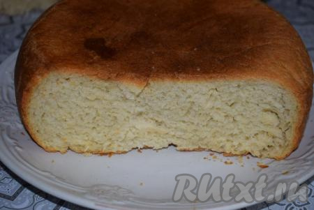 Мои дети, как всегда, выпросили краешек хлеба ещё горячим. Вот таким хлеб, замешанный на воде, получается в разрезе. Мякиш у этого хлеба мягкий, хорошо гнётся и не крошится. И на второй день хлеб, приготовленный в мультиварке, будет мягким - проверено!