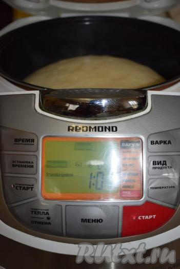 Печём хлеб в течение 1 часа. Вот так он поднимается уже через 20 минут выпекания (подглядела за хлебушком, слегка приоткрыв крышку).