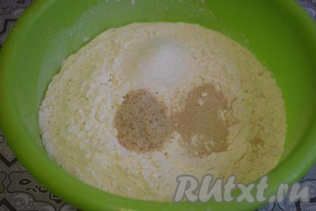 Вначале замесим тесто, для этого в миску высыпаем около 500 грамм муки (остальную муку будем подсыпать в процессе замеса теста), добавляем соль (я использовала ароматную чесночную соль), сахар и дрожжи, перемешиваем ингредиенты с помощью ложки.