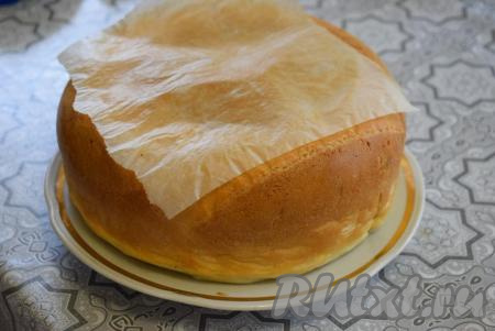 Когда пройдёт час, достаём чашу мультиварки, накрываем её тарелкой и аккуратно переворачиваем наш хлебушек на тарелку.