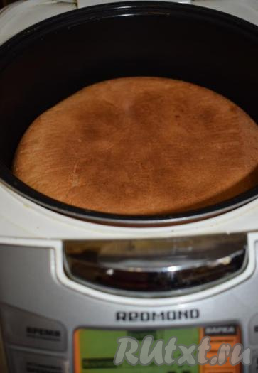 Снимаем пергамент и кладём его на дно чаши. На пергамент перекладываем хлеб светлой стороной вниз и выпекаем ещё 20 минут  на режиме "Мультиповар", вид продукта "Мясо", закрыв крышку мультиварки.