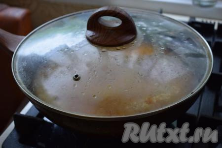 Накрываем сковороду крышкой и уменьшаем огонь до самого минимума. Томим&nbsp;плов из пропаренного риса с курицей 30 минут, не открывая крышку (!), на самом маленьком огне.