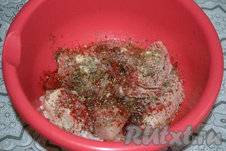 К мясу птицы добавим соль, чёрный молотый перец и по щепотке различных специй к плову на ваш вкус.