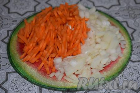 Пока курица маринуется, очистим лук и морковь. Нарежем морковь на полоски, а лук - на кубики.