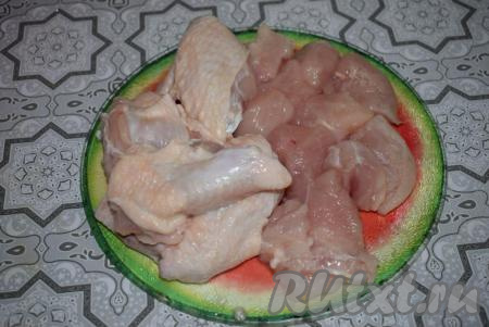 Пока рис замачивается, подготовим курицу. Нарежем курочку на кусочки.