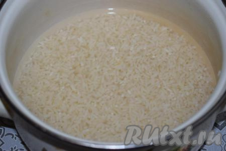 Замеряем рис стаканом, именно этим же стаканом мы будем отмерять и воду, так как нам будет нужна пропорция&nbsp;один к двум: 1 стакан риса на 2 стакана воды. Тщательно промываем рис, замачиваем его в холодной воде на 1-1,5 часа, чтобы рис набух и пропитался влагой.