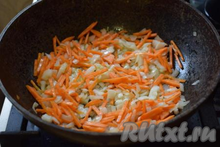 Разогреем большую сковороду, в которой будем готовить плов. Сковорода обязательно должна быть с плотно прилегающей крышкой.&nbsp;В сковороду нальём растительное масло, добавим&nbsp;нарезанные лук и морковь. Обжарим овощи на среднем огне в течение 9-10 минут, периодически помешивая.