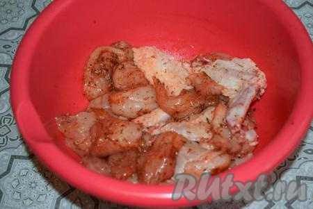 Тщательно вотрём специи в кусочки курицы и оставим промариноваться на 10-15 минут.