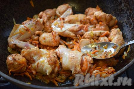 К подрумянившимся овощам отправляем курицу и обжариваем мясо со всех сторон минут 10, постоянно помешивая, не допуская пригорания овощей. Солим содержимое сковороды, как бы пересаливаем, так как в дальнейшем мы добавим воду и рис.