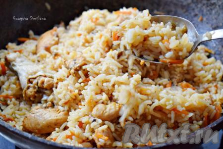 Теперь плов, приготовленный&nbsp;из пропаренного риса с курицей на сковороде, полностью пропарился. Он получается "рисинка к рисинке", рассыпчатым,&nbsp;очень ароматным и вкусным, его можно подавать к столу.