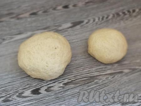 По истечении 30 минут тесто поделите на 2 неравные части: на 2/3 и 1/3.