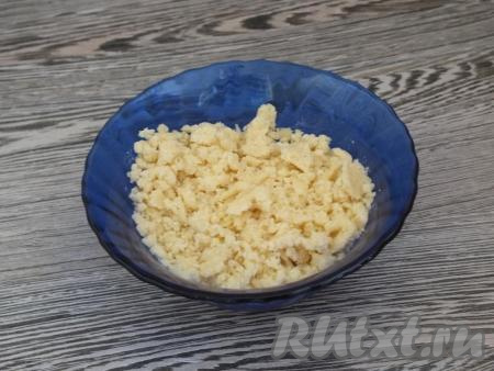 Для приготовления посыпки соедините в миске 70 грамм муки, 25 грамм сахара и 35 грамм холодного сливочного масла, хорошо перетрите получившуюся смесь между ладонями. Должна получиться крупная мучнисто-масляная крошка, уберите её в холодильник.