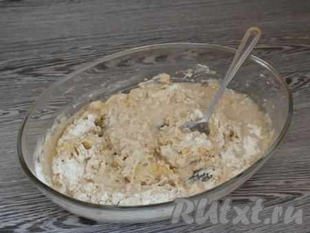 Сюда же влейте дрожжевую смесь, вначале перемешивайте ложкой, а затем вымешивайте руками.