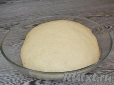 Должно получиться податливое, мягкое, не липнущее к рукам тесто, накройте его полотенцем и оставьте на 30 минут при комнатной температуре. По прошествии времени тесто заметно увеличится.