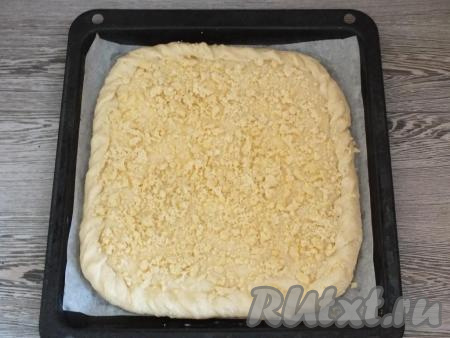 Разогрейте духовку до 180 градусов. Подготовленный татарский пирог с творогом выпекайте в течение 40-45 минут. Ориентируйтесь по своей духовке.