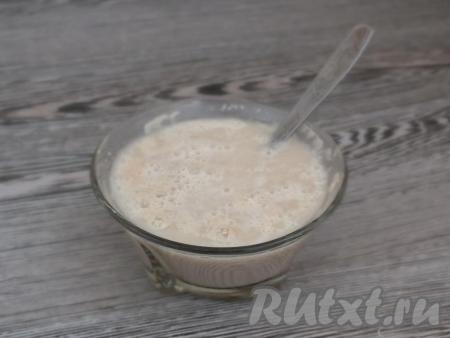 В тёплой воде (температура воды должна быть, примерно, 36-38 градусов) растворите дрожжи. Оставлять на время дрожжевую смесь не нужно.