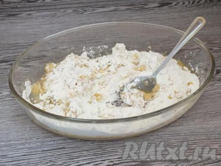 В мучную смесь добавьте растительное масло и 50 грамм предварительно растопленного не горячего сливочного масла, перемешайте ложкой.