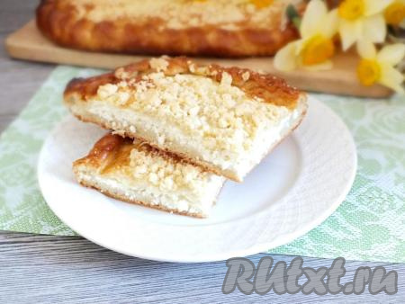 Татарский пирог с творогом можно подавать как чуть тёплым, так и полностью охлаждённым. Он получается в меру сладким, нежным, с сочной структурой. Этот пирог станет настоящим украшением вашего стола!