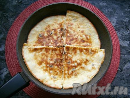 И&nbsp;каждую часть перевернуть. Жарить омлет уже без крышки ещё около 1-2 минут.