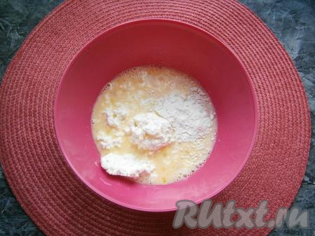 Тщательно взбить венчиком получившуюся массу, добавить мягкий творог, всыпать муку.