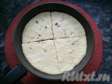 Жарить сладкий омлет с творогом на небольшом огне под крышкой около 5-6 минут. Затем, для удобства, разрезать&nbsp;лопаткой омлет на 4 части.