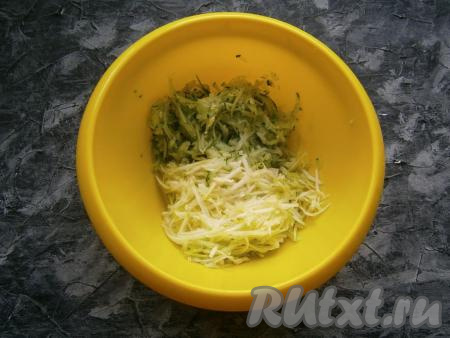 Такой салат лучше готовить из молодых кабачков и огурцов, в таком случае кожуру мы не снимаем. Свежий огурчик и кабачок хорошо вымыть, затем натереть на средней тёрке, жидкость не отжимать.