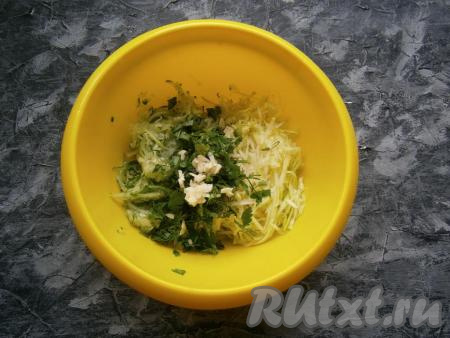 Добавить измельчённую зелень укропа и петрушки, мелко нарезанный (или пропущенный через пресс) чеснок.