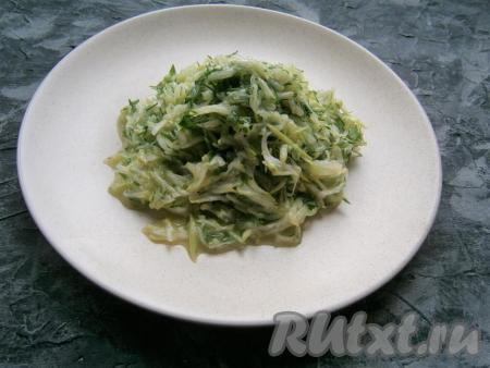 Выложить простой, очень вкусный, свежий салат, приготовленный из кабачков и огурцов, на тарелку (или&nbsp;лучше&nbsp;в глубокий салатник) и подать к столу.