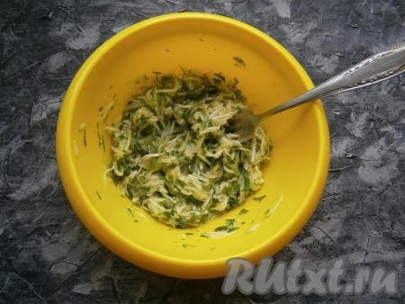 Хорошо салат перемешать.