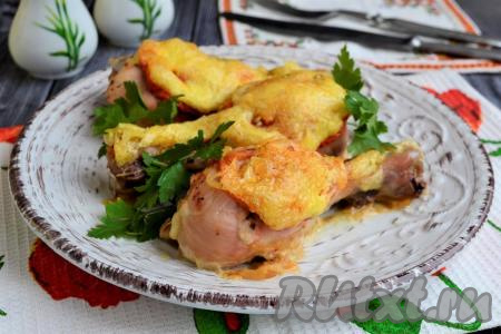 Куриные голени с сыром и помидорами в духовке