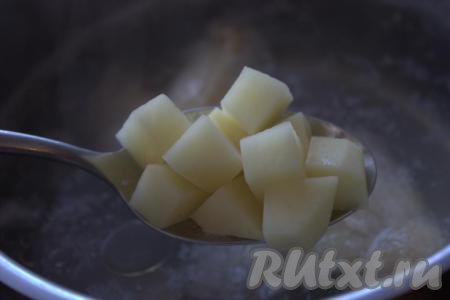 После того как в бульон будет возвращено куриное мясо, отделённое от костей, выложить в суп нарезанную картошку и варить минут 20 (до готовности картошки).