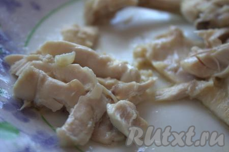 Когда мясо курицы сварится, достать его из бульона, отделить от костей и вернуть в бульон.