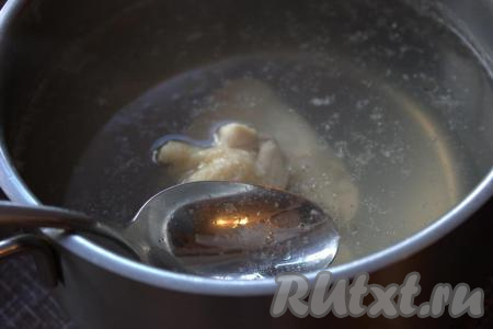 В кастрюлю влить 2,5-3 литра холодной воды, поместить туда хорошо промытые части курицы (у меня куриные крылья). Поставить кастрюлю на огонь и довести воду до кипения. После закипания снять образовавшуюся пену с поверхности бульона, посолить, уменьшить огонь и варить до готовности куриного мяса (примерно, 20-25 минут).