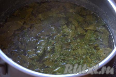 Варить куриный суп со щавелем на среднем огне минуты 2-3, если нужно, ещё раз посолить.