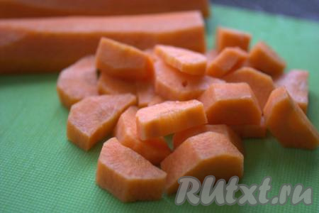Вымытую и очищенную морковь нарезать на полукружочки.