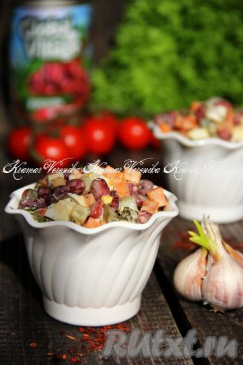 Салат с красной консервированной фасолью и солёными огурцами