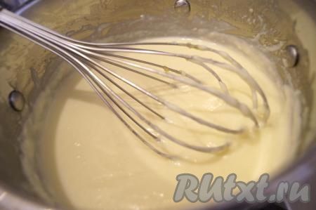 Вливаем постепенно молоко, непрерывно перемешивая соус венчиком. Соус должен стать однородным. Добавляем соль. Не переставая перемешивать, варим соус бешамель до загустения (примерно, 2 минуты с момента закипания).