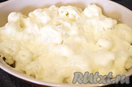 Цветную капуста заливаем соусом бешамель.