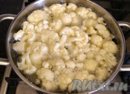 Цветную капусту моем, разбираем на соцветия, полностью заливаем холодной водой и ставим на огонь. Закипевшую воду подсаливаем, уменьшаем огонь и варим капусту 3-5 минут.