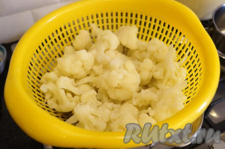 Отваренную цветную капусту откидываем на дуршлаг, чтобы стекла вода.