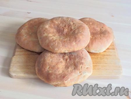 Переложите выпечку на доску. Вы можете подавать лепёшки, замешанные на минералке, как тёплыми, так и полностью охлаждёнными.