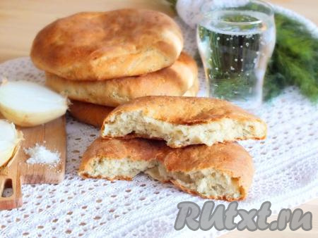 Постные лепёшки, приготовленные на минеральной воде, получаются очень вкусными, с насыщенным луковым ароматом. Их можно подать к супу, бульону или взять с собой на пикник. Берите рецепт на заметку и разнообразьте свою домашнюю выпечку!