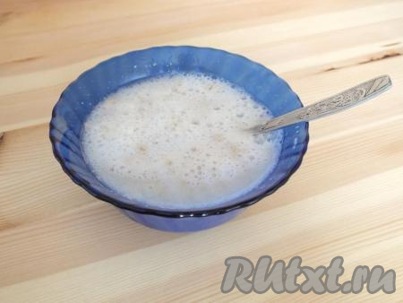 Приготовление лепёшек на минеральной воде начните с подготовки опары.&nbsp;В тёплой минералке (температура, примерно, 36-38 градусов) растворите сухие дрожжи, соль и сахар, отставьте опару в сторону на 10 минут (за это время дрожжи оживут и запенятся).