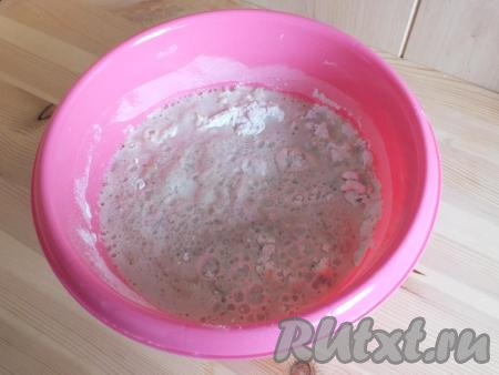 Добавьте подошедшую опару.