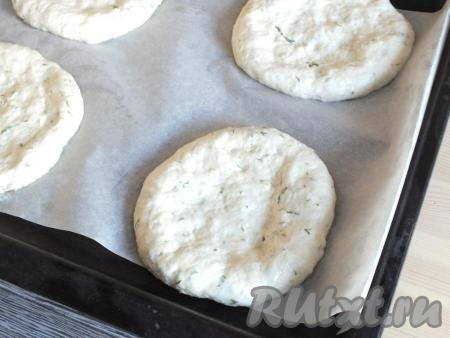 Застелите противень пергаментом, выложите подготовленные заготовки лепёшек и оставьте на 15 минут, прикрыв полотенцем. Разогрейте духовку до 180 градусов. По истечении времени выпекайте лепёшки в горячей духовке в течение&nbsp;20 минут.