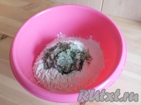 В глубокую миску просейте муку, добавьте луково-укропную кашицу, перемешайте.