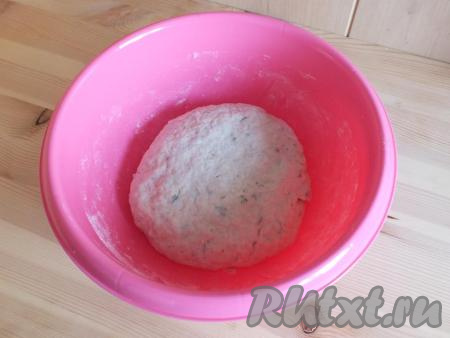 Тесто получается мягким, слегка липнущим к рукам. Округлите его, положите в миску, накройте полотенцем и оставьте на 30 минут.