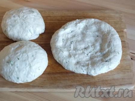 Каждую часть разомните в лепёшку диаметром, ориентировочно, 14 см.