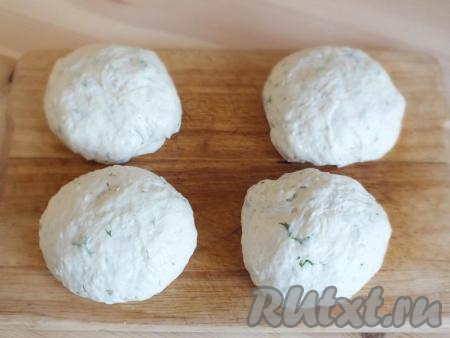 Разделите тесто на 4 равные части. Удобнее это делать с помощью весов. Выложите на доску.